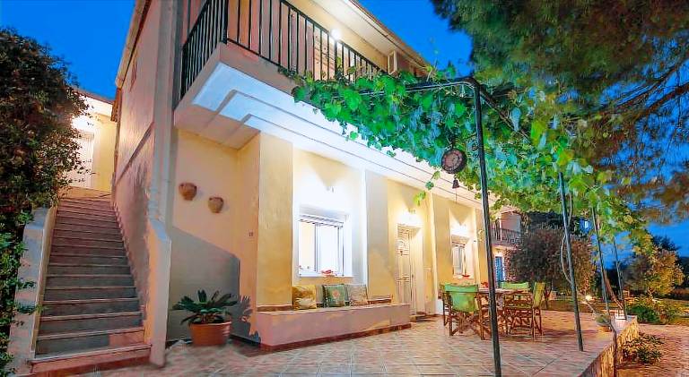 Apartment with BBQ & garden in Zakynthos