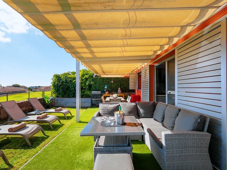 Villa with yard, barbeque & patio — photo 3