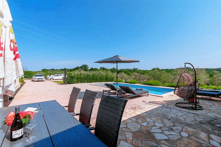Villa with private pool, yard & barbecue — photo 5
