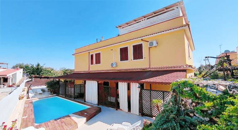 Holiday apartment with private pool, terrace & garden in Avola