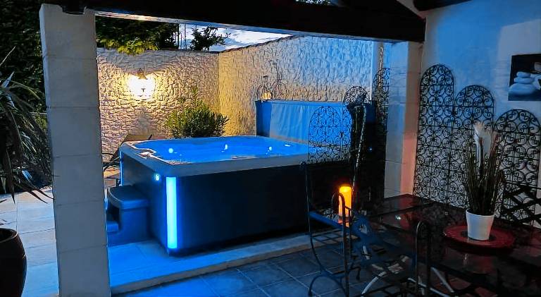 House with yard, patio & hot tub — photo 5