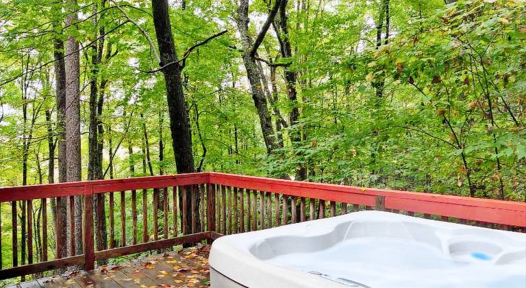 Vacation home with jacuzzi | Pets allowed — photo 5