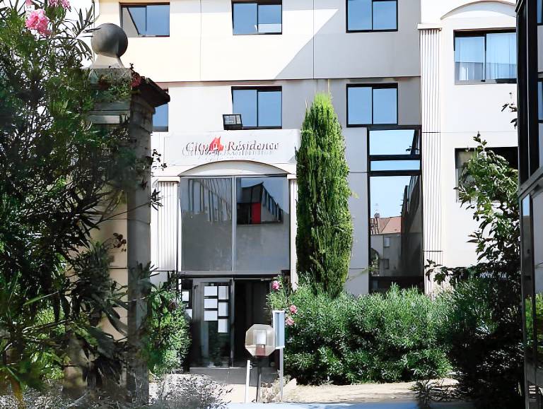 Lovely serviced apartment with yard & terrace | Perfect for remote work | Dogs allowed in Aix-en-Provence