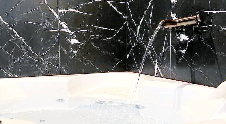 Apartment with jacuzzi — photo 3