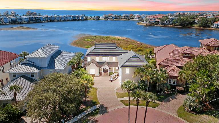 Family-friendly lovely vacation home with private pool, hot tub & BBQ | Lake view | Perfect for remote work | Pets are welcome — photo 3