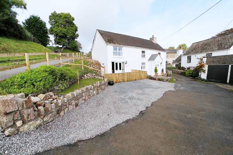 Cottage with garden in Swansea
