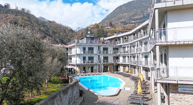 Serviced apartment with garden, pool & patio | Close to the beach | Dogs allowed — photo 3