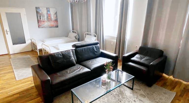 Apartment City Sud- 5 Zimmer_15 Personen _ Komplett_eingerichtet — photo 4