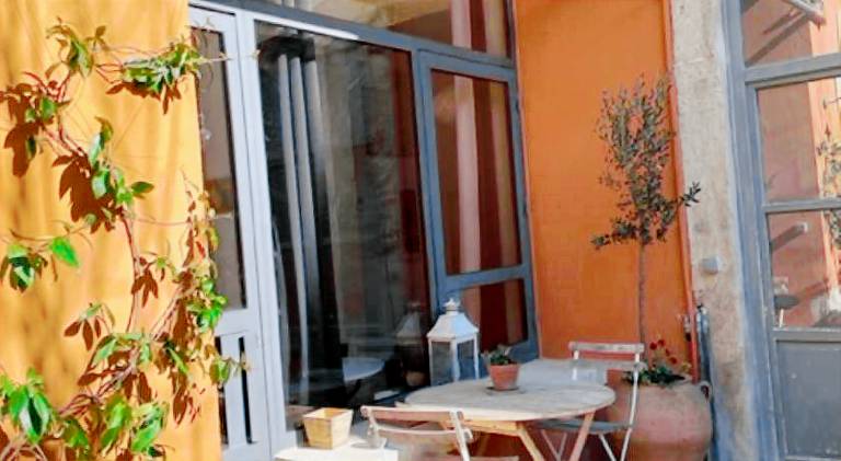 Belle suite au coeur de ville, petit dejeuner, jardin et bassin in Montpellier