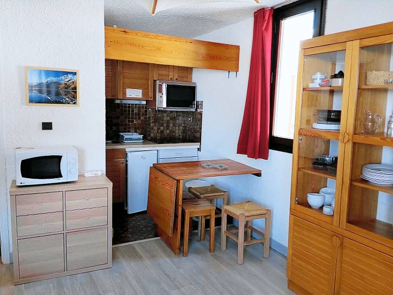 Refurbished studio cabin for 4 at ski slopes, near shops, ESF and sledging — photo 4