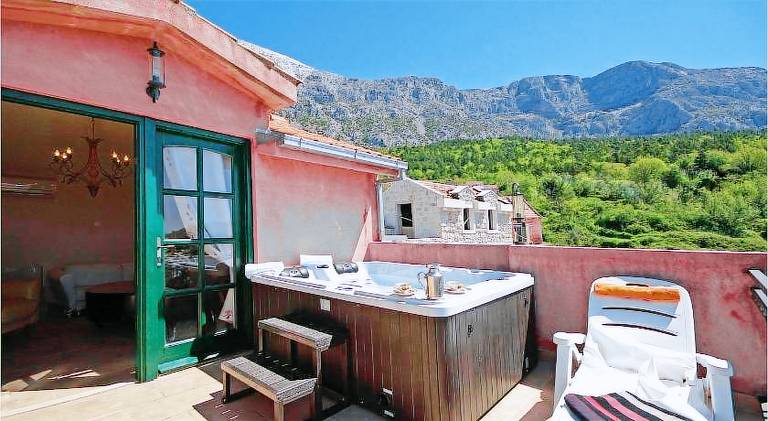 Vacation home with hot tub — photo 3
