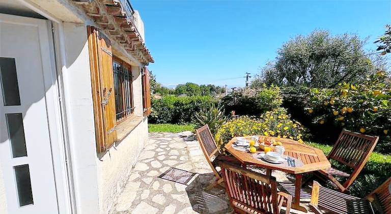 Bas de villa provencale 2 pieces avec Jardin in Biot