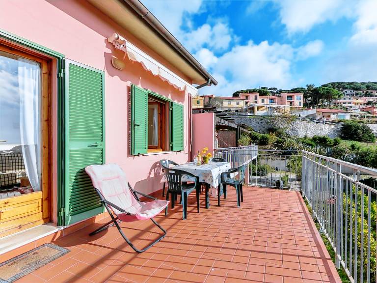 Holiday apartment with yard, barbecue & patio | Sea view | Pet-friendly — photo 4