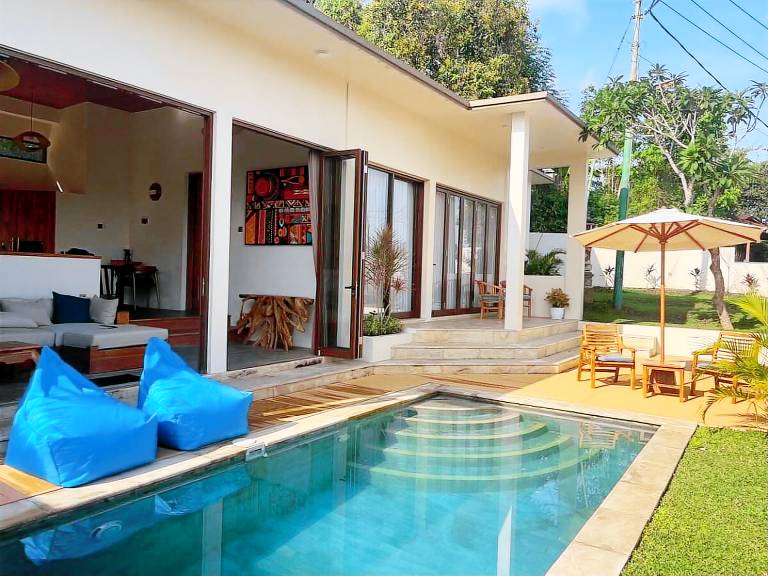 Vacation home with pool, jacuzzi & yard — photo 4