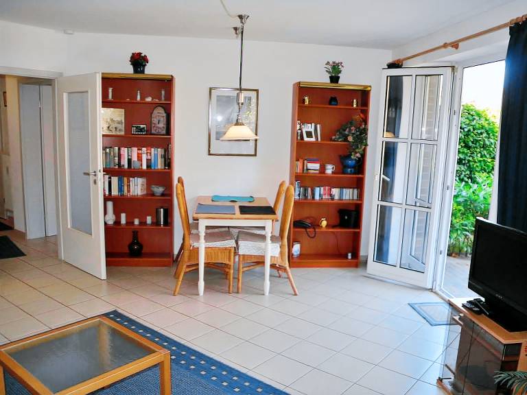 Holiday apartment with yard, BBQ & patio — photo 5