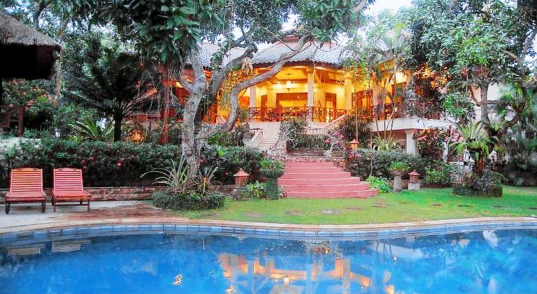 325 m&sup2; Villa