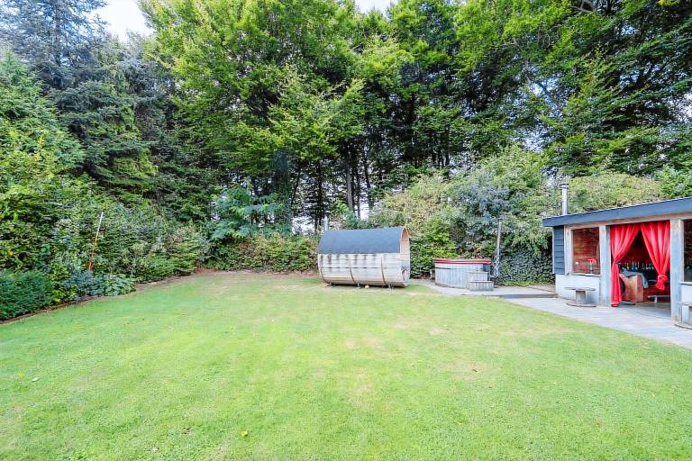 Vacation home with garden, patio & barbeque — photo 2