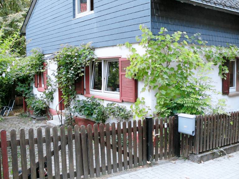 Fully equipped vacation home with yard | Pets allowed — photo 2