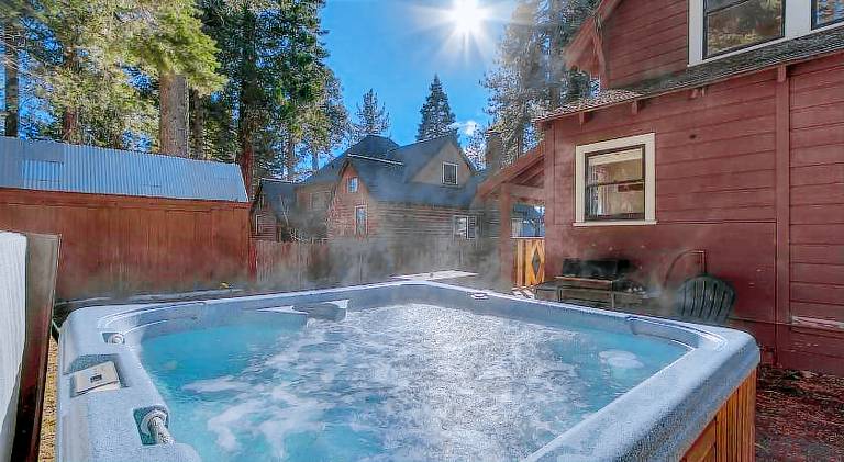 Vacation home with hot tub — photo 3