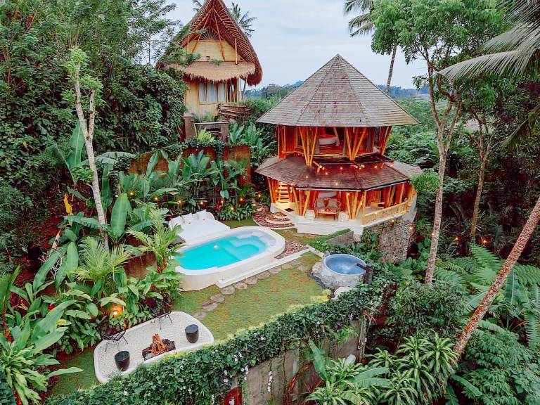 Vacation home with yard, pool & jacuzzi — photo 5