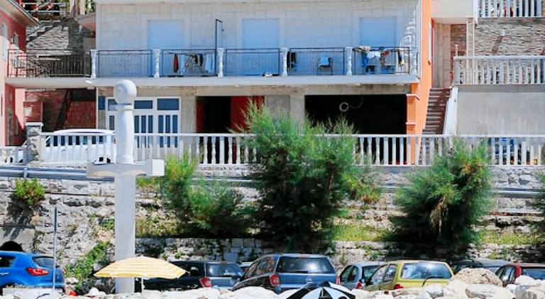 Apartment with patio & garden in Podstrana