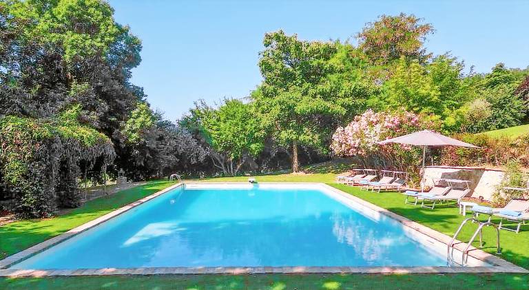 Villa with pool — photo 4