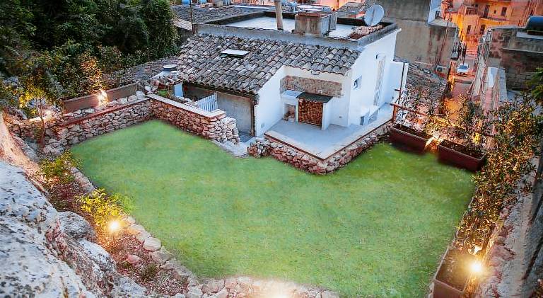 Vacation home with terrace, yard & BBQ in Scicli