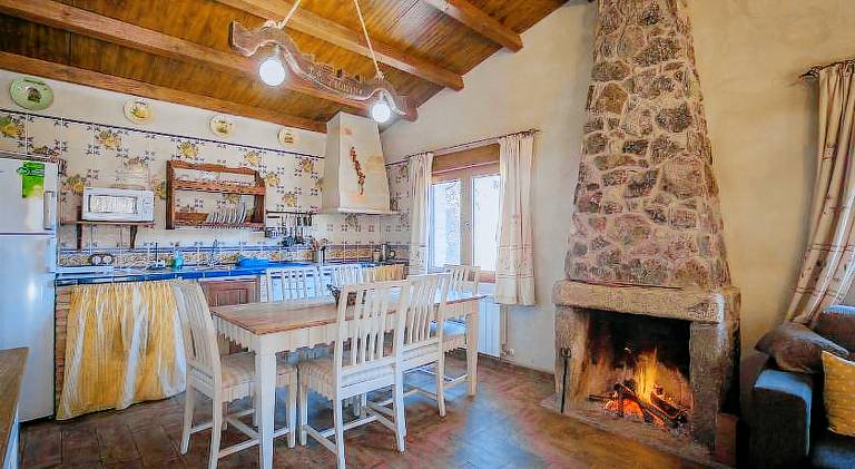 Vacation home with terrace, private pool & garden — photo 4