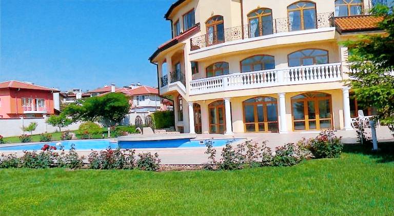 Villa with jacuzzi & pool in Varna