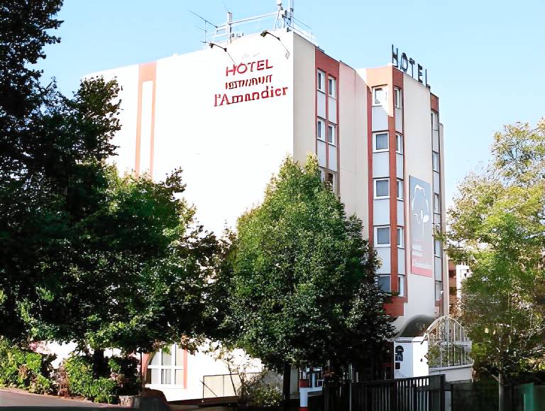 Hotel l'Amandier in Puteaux