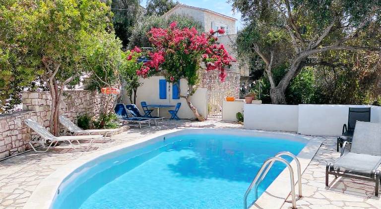 Charming rental apartment with terrace & private pool | Pets allowed — photo 5