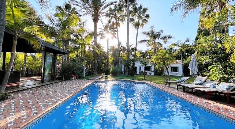Villa in palm tree plantation, near the beach. in Marbella