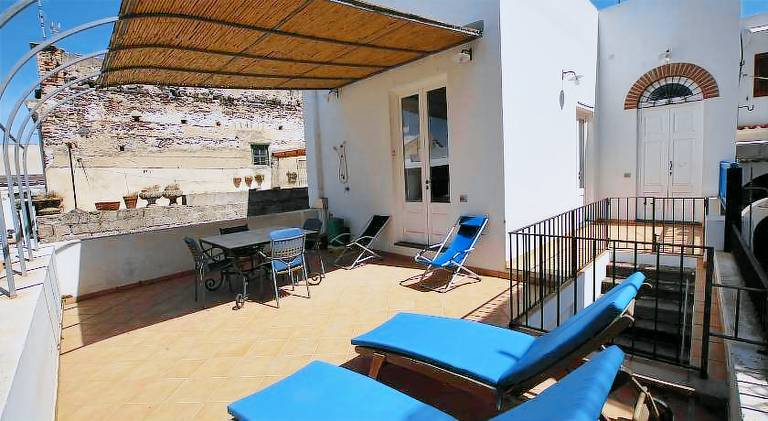 Rental apartment with 2 rooms for 5 persons in Lipari