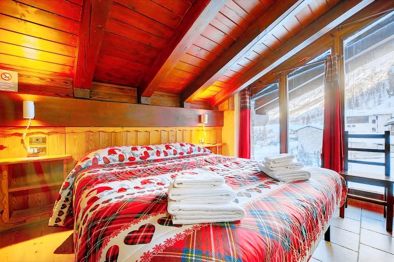 Dedicated room with fast internet, garden & patio | Mountain view in Aosta