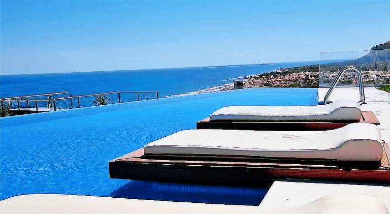 Infinity View luxury beachfront apartment pool&jacuzzi in Elche