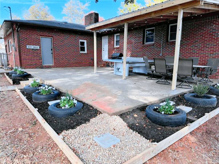 Vacation home with yard — photo 5