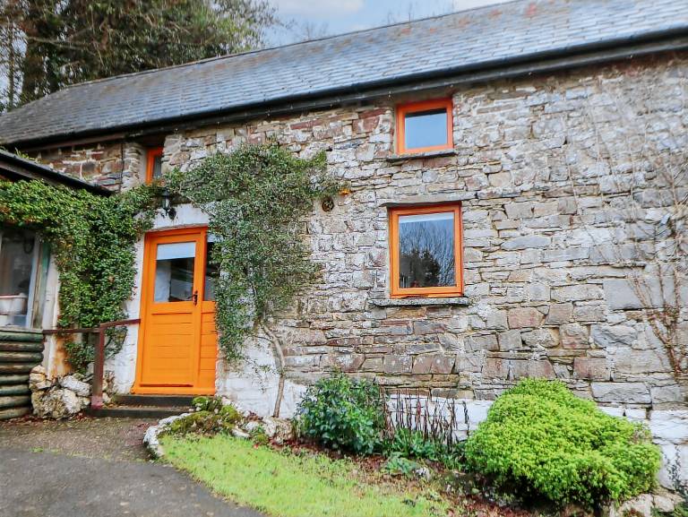 Pleasant cottage with yard | Dogs allowed in Carmarthen