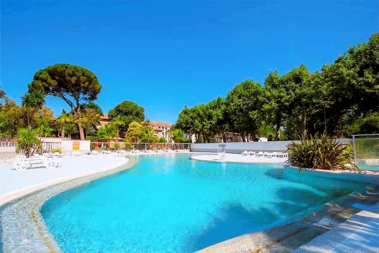 Wonderful mobile home with heated pool, BBQ & garden | Pet-friendly in Agde
