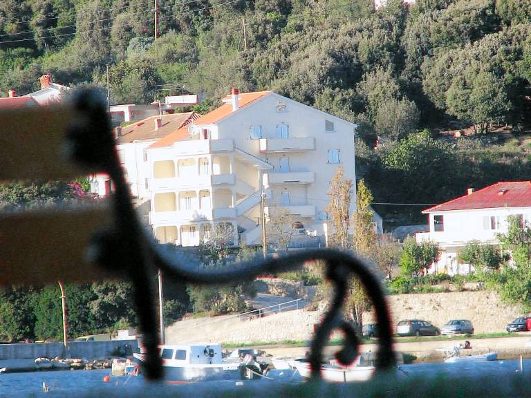 Apartment with terrace, BBQ & garden — photo 2