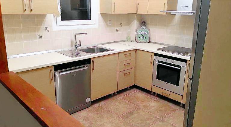 Fully equipped spacious house with patio, hot tub & yard | Perfect for remote work | Pets allowed — photo 3