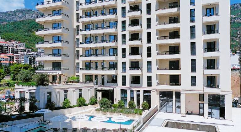 Serviced apartment with pool & terrace in Budva