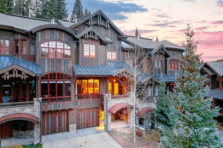 Family-oriented vacation home with barbeque & hot tub | Mountain view | Ski nearby | Perfect for remote work | Pets allowed in Winter Park, CO