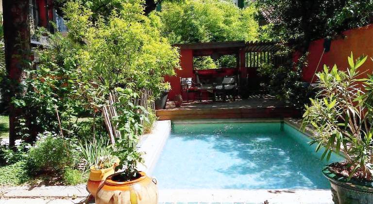 Belle suite au coeur de ville, petit dejeuner, jardin et bassin — photo 4