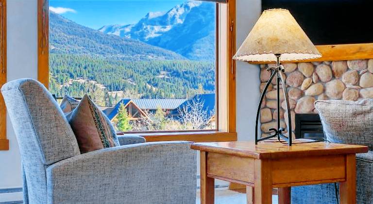 Heart of Canmore - Pet Friendly with Shared Rooftop Hot Tub in Canmore, AB