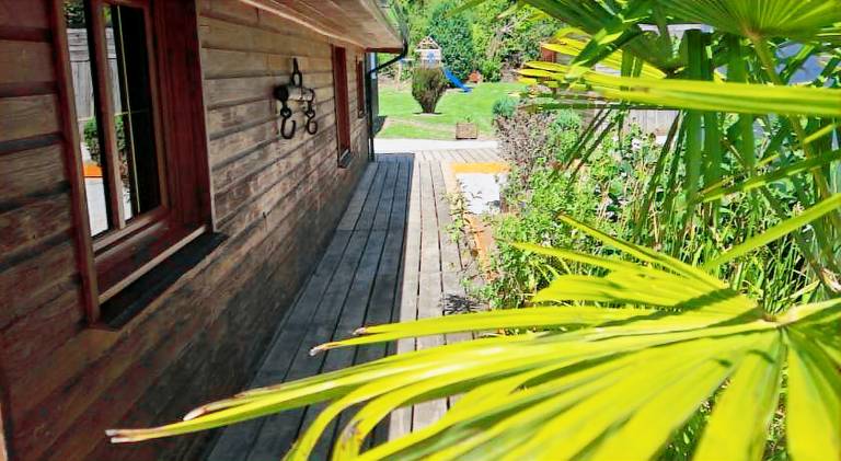 Chalet with hot tub & pool in Montreuil