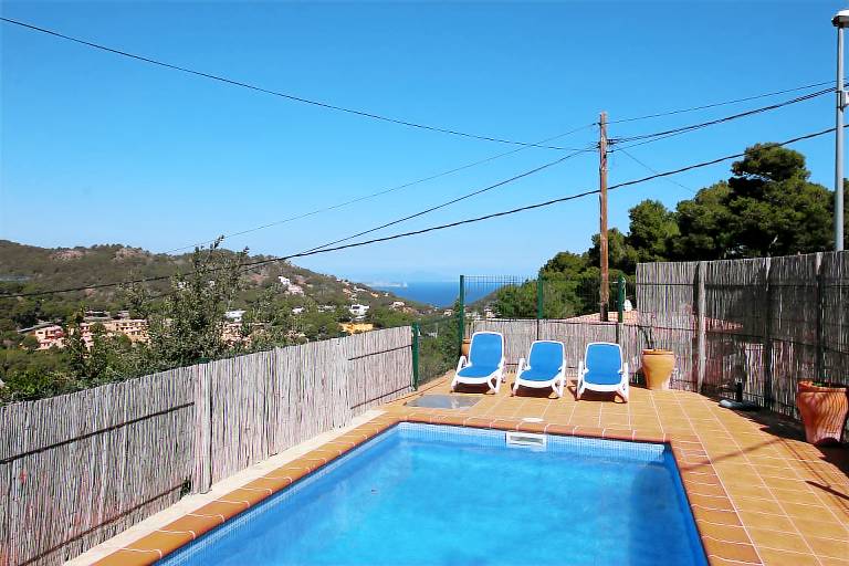 Fully equipped holiday apartment with private pool, terrace & barbeque | Pets are welcome — photo 4