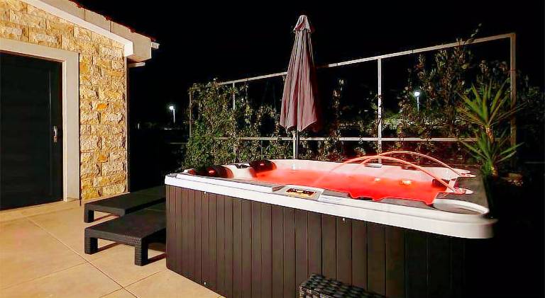 Vacation home with hot tub | Pet-friendly — photo 3