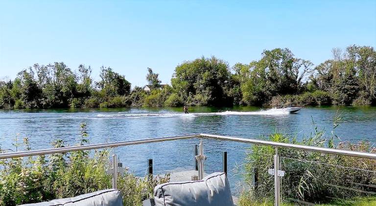 Peaceful Lakefront Escape w Sunset Views in Cirencester