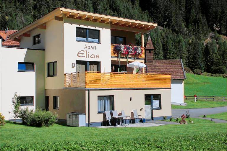 Rental apartment with terrace & yard in Soelden