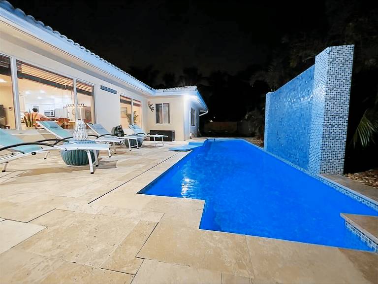 Walking distance to the beach 3Br House with POOL — photo 4